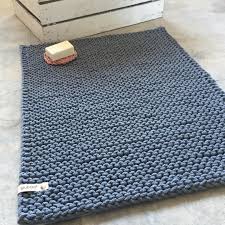 Fliegend dick weich grün flauschig kostbar. Gestrickter Badteppich Aus Kordel L Eine Rolle Kordel L 1kg Ein Teppich Von Ca 45 50 X Decke Stricken Hakeln Teppich Hakeln Stricken Elastisch Abketten