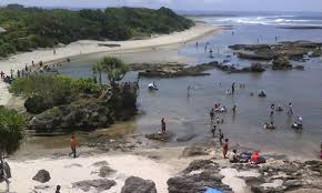 Destinasi wisata pantai taman manalusu garut jawa barat menawarkan panorama alam dengan bunga karang dan rumput laut yang tumbuh disepanjang. 12 Wisata Pantai Terindah Di Garut Yang Wajib Anda Kunjungi West Java Com