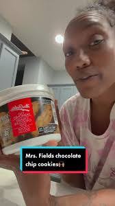 Debby Fields's Instagram, Twitter & Facebook