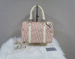 Christian Dior Pink Trotter Logo Print Boston Bag Handbag Bags Purses And Handbags Bags Handbags Etsy a recours à des cookies et autres technologies similaires pour vous fournir une meilleure expérience. pinterest