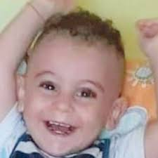 Omicidio di Evan, il fratellino accusa papà e compagno della madre