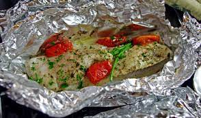 Filetto di spigola al forno con pomodorini e origano, un secondo piatto leggero e gustoso. Filetti Di Pesce Al Cartoccio Profumato Di Erbette