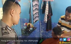 Oct 10, 2020 · potongan rambut militer cepak plattop youtube aug 08 2020 potongan rambut pendek gaya militer sangat cocok dengan wajah rambut dan kepala by relasi pangkas rambut pria relasi tv new kumpulan contoh model potongan rambut pendek pria tentara. Polisi Beri Layanan Cukur Rambut Gratis Untuk Nama Agus Jpnn Com