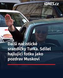 Filip Turek na sebe opět strhl pozornost poté, co na svých sociálních  sítích sdílel koláž, kde dělá humor z hajlujícího Elona Muska. Není to při  tom poprvé, co se podobné tematice na