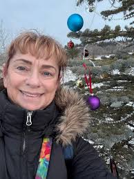 What is the significance of ornament placement between ribbon layers?