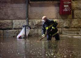 Violento temporale si abbatte su roma, danni e disagi in tutta la città foto e video live autore articolo a cura di filomena fotia data dell'articolo 6 novembre 2016 17:47 Roma Maltempo Ultima Ora Centro In Tilt 40 Bambini Bloccati In Un Asilo