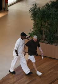 Belo e Mumuzinho são clicados de mãos dadas e abraçados em shopping do Rio;  veja fotos