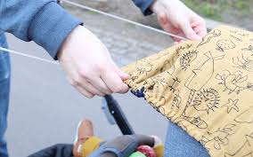 Ungeschützte sonneneinstrahlung kann zu einem sonnenstich oder einer überhitzung führen. Sonnensegel Fur Den Kinderwagen Nahen Diy Eule
