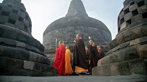 Para umat buddha menyambut hari raya mereka sama dengan umat beragama lainnya, misalnya untuk umat. Yuk Tambah Wawasan Anak Dengan Menjelaskan 5 Hal Tentang Hari Waisak Kumparan Com