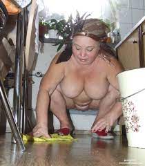 Reife Frau macht nackt Ihre Hausarbeiten - Oma Porno Foto