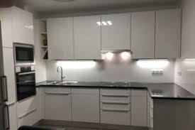 Streichen sie die rückwand in einem tiefen dramatischen farbton so dass ihre weiße küche hervortreten kann. Weiss Hochglanz Kuche Von Nobilia Zeigt Eure Arbeitsplatten Urbia De