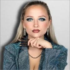 Leah Langford's Instagram, Twitter & Facebook