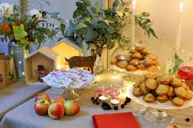Bar A Patisseries Candy Bar Theme Automne Par Studio Candy Pour Bonne Maman Eucalyptus Decoration Madeleines Bougies Nappe Lin Decoration Theme Automne