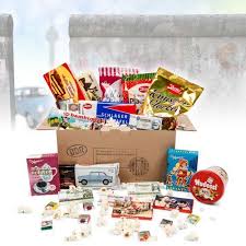 Die 14 Teilige Original Ddr Sussigkeiten Box Enthalt Zahlreiche Susse Schatze Aus Der Ddr Fur Naschkatzen Ddr Sussigkeiten Sussigkeiten Box Ausgefallene Geschenke