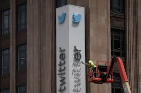 الشرطة الأميركية توقف عملية تغيير شعار «تويتر» على مقر الشركة الرئيسي