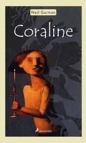 Coraline es una novela del escritor británico neil gaiman que mezcla los géneros fantástico y de terror y que fue publicada en 2002 por bloomsbury y harper collins. La Vida En Las Paginas Resena Coraline