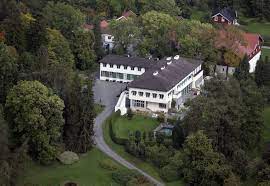 Gården benyttes som residens av kronprinsparet. Skaugum Gard Skaugum 1 1384 Asker Norway 1932 By Arnstein Arneberg Paleizen Kijken