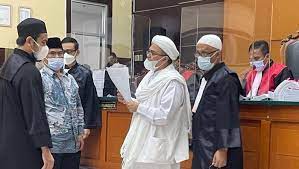 Habib rizieq murka sidang digelar online dan haknya dirampas, hakim sabar menenangkan. Kala Habib Rizieq Analogikan Sambutan Ke Artis Dengan Kasusnya