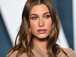 Hailey Bieber spricht über ihren Mini-Schlaganfall: "Es war der  schrecklichste Moment meines Lebens"