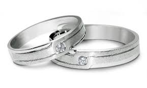 Dalam pertunangan tradisional, biasanya desain cincin tunangan dilengkapi dengan berlian atau batu permata berukuran sedang hingga besar di bagian tengah cincin. Cincin Kawin Untuk Pria Muslim Simak Rekomendasinya Orori Com