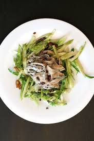 Coprite con della pellicola e lasciate riposare in frigorifero per almeno 6 ore. Alici Marinate Su Insalata Di Puntarelle E Datteri Con Granella Di Cacao Un Pinguino In Cucina