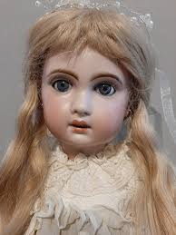 this doll is a collectable doll I bought it from a dealer and it has been  in a closetfor a long time her name is pp0⁸⁸ù u j I Jhon 0