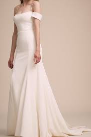 15 Minimalist Wedding Dresses That Prove Less Is More Perfect Wedding Dress Wedding Dresses Simple Minimalist Wedding Dresses
