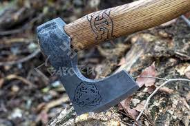 Handgeschmiedete Axt Mit Geatzten Wolf Auf Dem Kopf Und Etsy Survival Axe Bushcraft Axe Survival