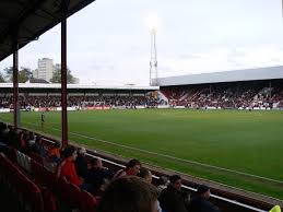 Dit stadion ademt engels voetbalbeleving. Griffin Park Ground Hopping Net