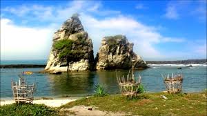 Pantai sawarna ini menyuguhkan pemandangan alam yang sangat indah. Pantai Sawarna Rute Harga Penginapan Tiket 8 Spot Wisatanya