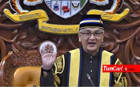 Timbalan yang dipertua dewan rakyat, datuk rashid hasnon, memaklumkan pemilihan azhar dibuat selepas hanya ada seorang calon dikemukakan sebagai yang terdahulu, tan sri muhyiddin yassin mengusulkan bekas azhar dipilih menjadi yang dipertua dewan rakyat yang baharu. Mesyuarat Khas Dewan Rakyat Oleh Tun Mahathir Dibatalkan Ydp Dewan Rakyat Tun Carlos