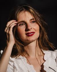 Lo natural tiene una forma muy concreta de imponerse: sin ruido. Teresa y  Pere 🖤. The natural always finds its way to stand out — quietly. Teresa  and Pere 🖤 #MallorcaEngagement #EngagementSession #