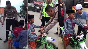 Ia berjalan dengan kecepatan 80 km/jam. Viral Bocah Kelas 4 Sd Naik Trail Mini Bonceng 3 Saat Dinasihati Dan Diganggu Polisi Malah Nangis Serambi Indonesia