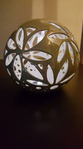 Las Esferas De Ceramica Decoran Bien Las Mesas Ya Sean Grandes O Pequenas Arte De Ceramica Esferas Unas Con Piedras