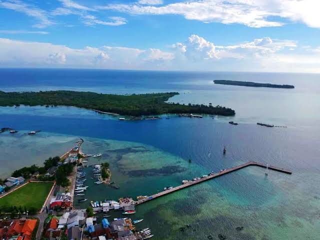 Pulau Karimunjawa induk — dermaga utama dan pusat aktivitas wisata