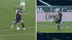 El equipo ha salido a ganar, no lo hemos hecho lo suficientemente bien y damos un paso atrás para ganar el título, en el último. Expulsion A Emerson Falta De Mayoral O Mano De Bartra Toda La Polemica Del Betis Madrid As Com