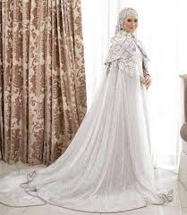 Bahkan, untuk urusan baju pengantin saja, yang dianggap sebagai baju pengantin modern adalah setelan yang bisa reusable atau rewearable. Baju Pengantin Simple Modern Hijab