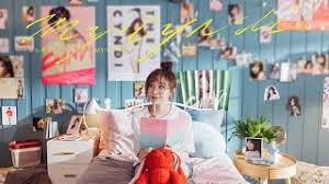 不哭 作詞：吳本緯 作曲：趙倩 起初 相信愛的路 終點是指向幸福 才會一而再的選擇讓步 太固執而盲目 忘了停下來 心疼自己的無助 無辜 你拿手演出 終於我可以麻木 從這裡分割出兩個國度 揮霍多少時間 折磨多少痛苦 才累積出的領悟 忍住不哭 我要忍住不哭 望向天空不讓眼淚流出 抬頭看進雲深處. çŽ‹å¿ƒå‡Œcyndi Wang My Cyndi Official Music Video Youtube