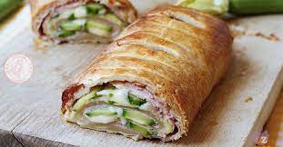Spalmate il formaggio cremoso sulla frittata di zucchine e posizionate le fette di prosciutto. Rotolo Con Zucchine Prosciutto E Formaggio Ricetta Veloce