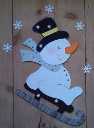 Fensterbild Aus Tonkarton Schneemann Mit Schlitten Weihnachten Fensterbilder Weihnachten Basteln Fensterdeko Weihnachten Basteln Schneemann Basteln Fensterbild
