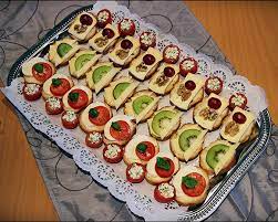 Scroll down for 25 finger food recipes, from blts to chicken and waffles… all that you can serve on a toothpick! Fingerfood Augusta Home