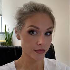 Amanda Slavin's Instagram, Twitter & Facebook