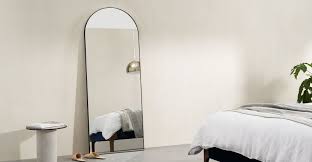 Arles Miroir Arrondi A Poser Contre Un Mur 65 X 170 Noir Mat Made Com En 2020 Plancher Miroir Miroir Noir Mat