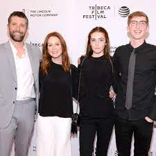 Universal and dreamworks' animated spirit untamed has added jake gyllenhaal, julianne moore, isabela merced and more to its voice cast. How Many Kids Does Julianne Moore Have Popsugar Family