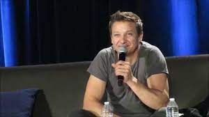 What does it all mean?! Jeremy Renner What Did Black Widow Whisper Chicago Wizard World 2015 Youtube