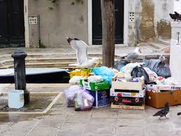 Wenn man müll wiederverwertet, nennt man das recycling. Unterwegs In Venedig Mull Weg