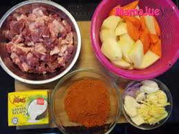 Tetapi resepi kari daging dari isteri saya kali ini memasak daging terlebih dahulu dan bahannya kemudian. Mamajue Story