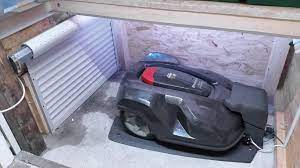 Get your swiss made robotic lawn mower garage from wood with door and solar led perfekt for automower 310, 315 and automower 420x, 430x, 435x and 450x and gardena. Husqvarna Automower Garage Rasenmaher Roboter Garage Rasenroboter Garage Mahroboter Garage Selber Bauen