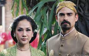 Faktanya banyak pasangan yang rela menikah meski weton mereka berjumlah 25, alasannya adalah karena cinta yang sudah terlanjut tertanam dalam hati. Ahli Primbon Sebut Takdir Bcl Dan Ashraf Sinclair Adalah Kematian