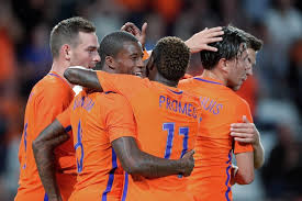 Íslenska karlalandsliðið í knattspyrnu) jest drużyną występującą jako przedstawiciele islandii w tym sporcie.mogą grać w niej jedynie osoby posiadające obywatelstwo islandii. Holandia Garsc Informacji O Naszych Najblizszych Przeciwnikach